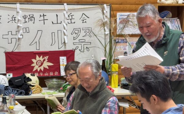 ザイル祭にて、安全祈願後の山の歌タイム